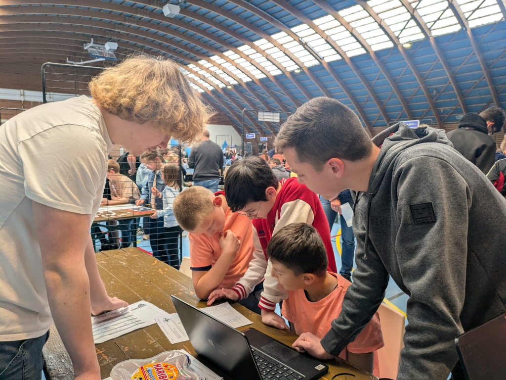 Les élèves décollent à Festirobot