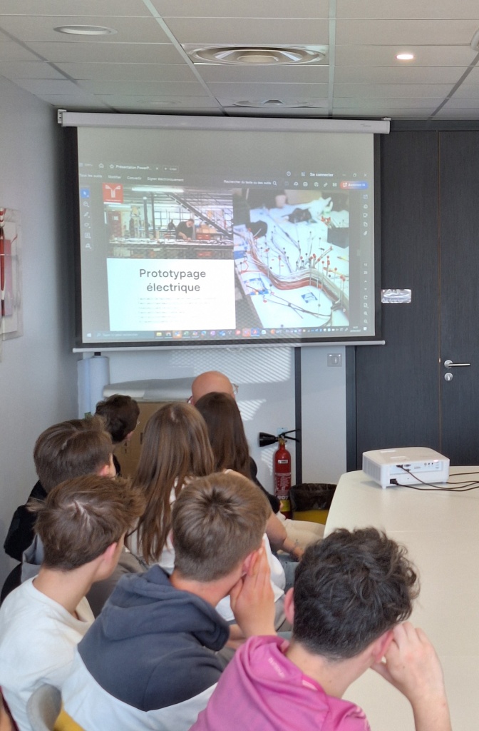 19 élèves s'électrisent chez Technomap