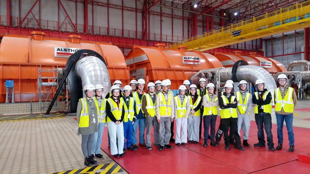 Les encordé·es découvrent la centrale de Penly